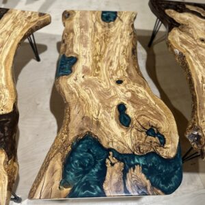 שולחן סלון עץ זית עם שילוב אפוקסי 