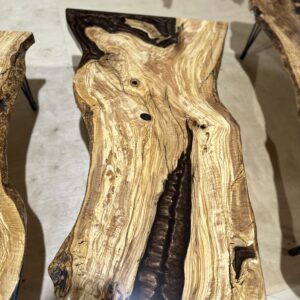 שולחן סלון עץ זית עם שילוב אפוקסי 