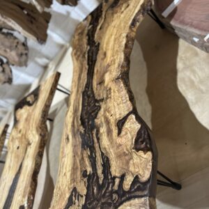 שולחן סלון עץ זית עם שילוב אפוקסי 