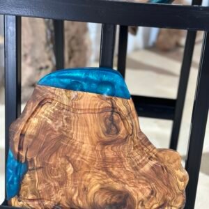 ‎בוצ'ר מעץ זית בשילוב אפוקסי 
עם חריטה ומקום  למלח פלפל